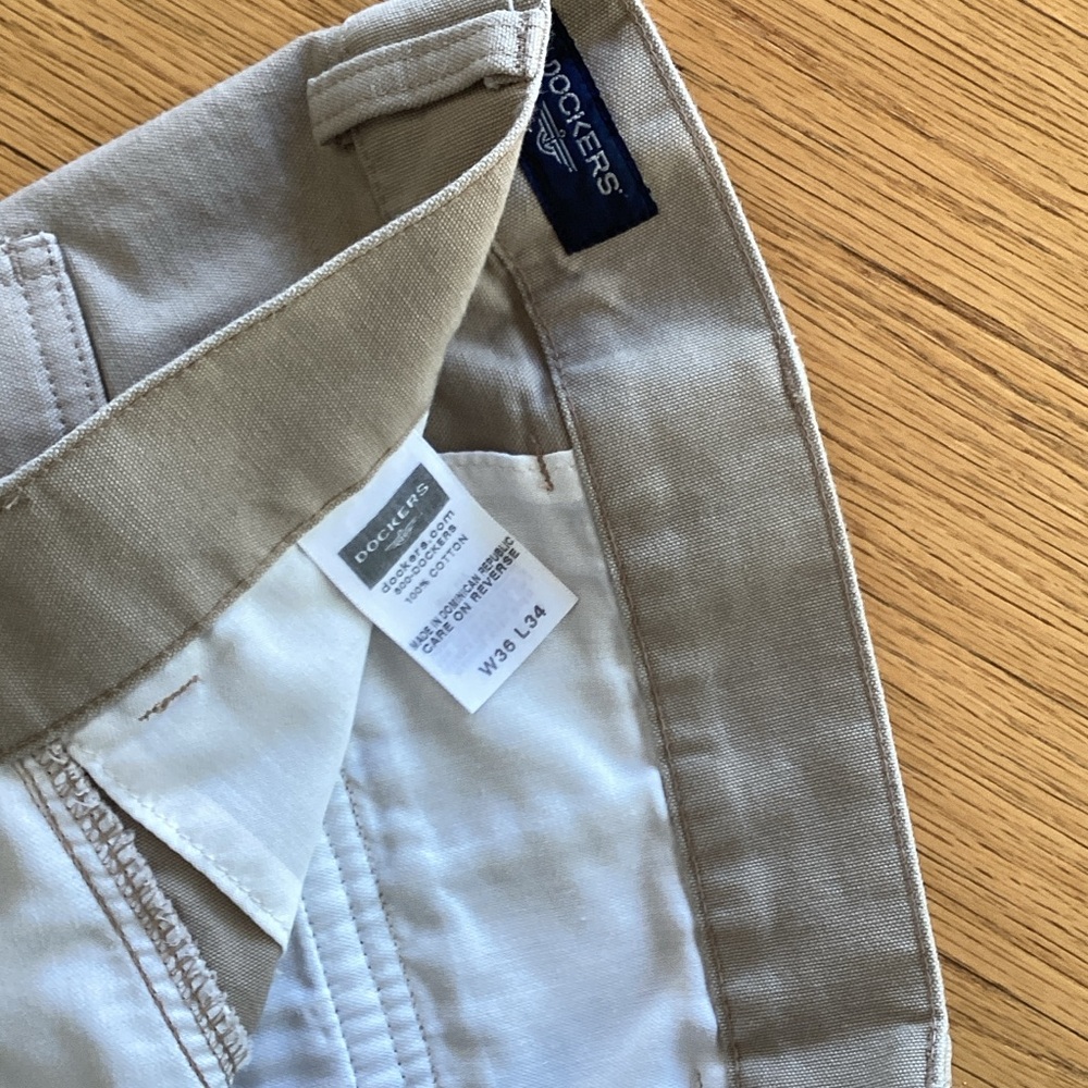 Men’s Dockers Light Tan Cargo Pants for Men - Picture 3 of 3